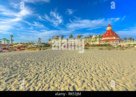 San Diego, Kalifornien, Vereinigte Staaten - 1 August 2018: Blick vom weißen Strand von viktorianischen Gebäude des Hotel del Coronado, historischen Beachfront Resort Stockfoto