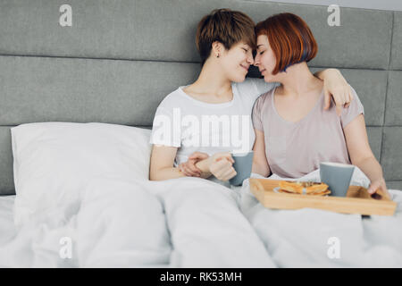 Zwei emotionale Lesben mit Frühstück am Morgen. bis Foto schliessen. kopieren. zarte Gefühl Stockfoto