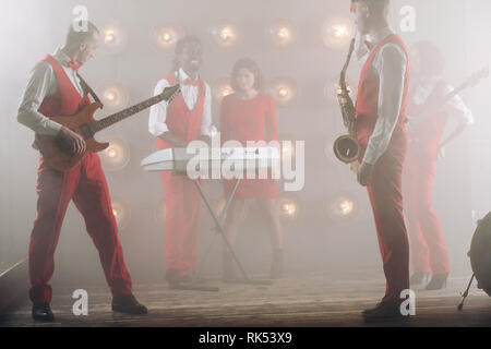 Mischlinge band üben ihre Leistung auf der Bühne. nach oben Foto schliessen. Harmonie, melodyfor Seele, vocal Techniken Stockfoto