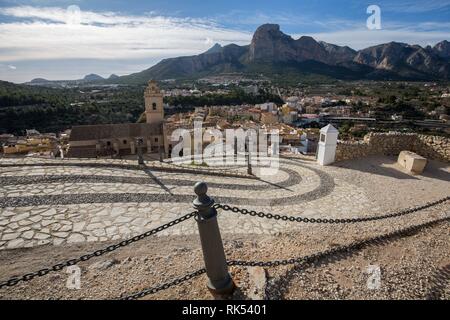 Das Dorf Polop auf die Berge des in Alicante, Spanien. Stockfoto