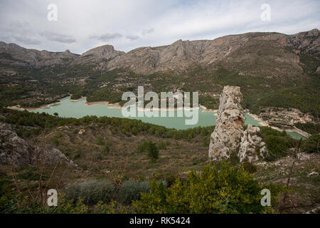 Blick auf den See von Guadalest in Spanien Stockfoto