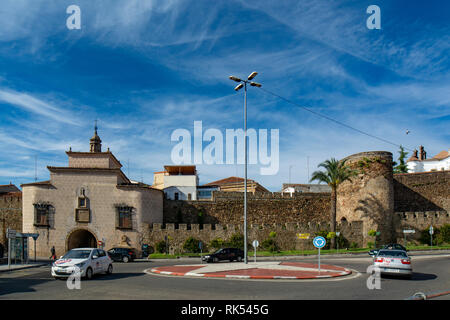 Plasencia, Cáceres, Spaina; Mai 2015: Mittelalterliche Trujillo Tür-, Tor in der Mauer, die das historische Zentrum von Plasencia schützt Stockfoto