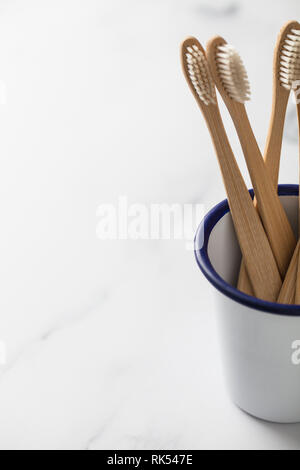 Holz Bambus toothbrushs in einem weißen Topf Stockfoto