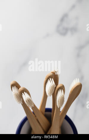 Holz Bambus toothbrushs in einem weißen Topf Stockfoto