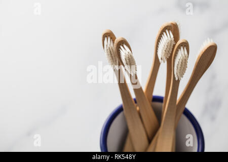 Holz Bambus toothbrushs in einem weißen Topf Stockfoto