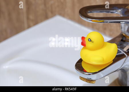 Rubber Duck als Dekoration der Bad in der Nähe von fließendem Wasser und Wasser. Stockfoto