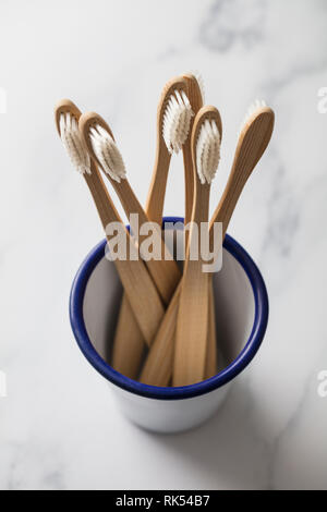 Holz Bambus toothbrushs in einem weißen Topf Stockfoto