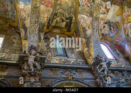 Innenraum der Kirche von Saint Nicolas (Parroquia de San Nicolás de Bari y San Pedro Mártir) mit berühmten Wandmalereien im Zentrum von Valencia Stockfoto