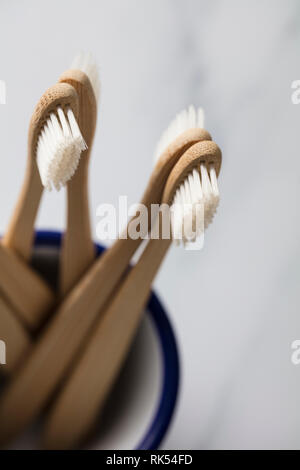 Holz Bambus toothbrushs in einem weißen Topf Stockfoto