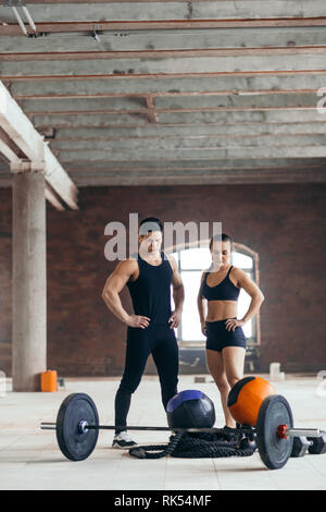 Junge Sportler Wahl sport Gang für Cross fit Training. in voller Länge Foto. Vorbereitung für Training Stockfoto