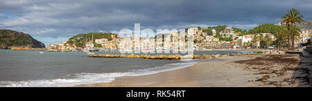 Mallorca - Port de Soller Panorama vom Strand. Stockfoto