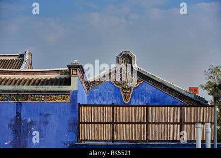 Dächer und Giebel auf der Rückseite des Cheong Fatt Tze, die Blaue Villa in Georgetown, Penang, Malaysia eingerichtet Stockfoto