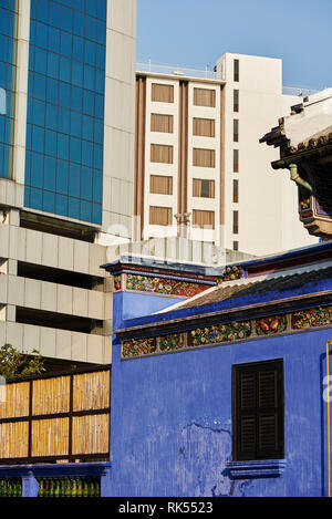 Dächer und Giebel auf der Rückseite des Cheong Fatt Tze, die Blaue Villa in Georgetown, Penang, Malaysia eingerichtet Stockfoto