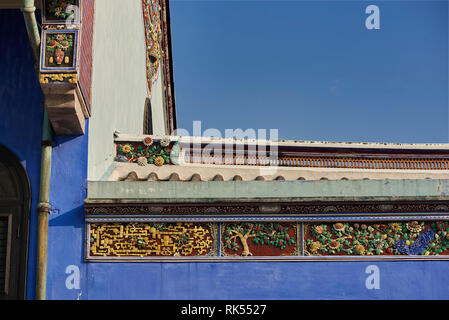 Dächer und Giebel auf der Rückseite des Cheong Fatt Tze, die Blaue Villa in Georgetown, Penang, Malaysia eingerichtet Stockfoto