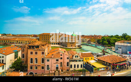 Venedig / Italien - Juli 16, 2013: Verfassung Brücke Luftaufnahme. Es ist die vierte Brücke über den Canal Grande und es wurde von Santiago Calatrav konzipiert Stockfoto