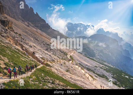 Toblach DREI ZINNEN, Südtirol/Italien - August 8, 2018: Wanderer zu Fuß auf Wanderwegen in den italienischen Dolomiten. Drei Zinnen von Lavaredo ist o Stockfoto