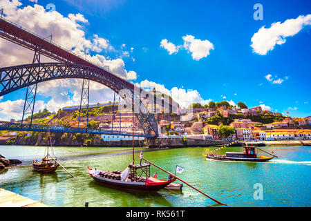 PORTO/PORTUGAL - 26. JUNI 2009: Traditionelle Boote im Douro Fluss und Dom Luis Brücke. Auf der anderen Seite Vila Nova de Gaia und Weinkeller Stockfoto