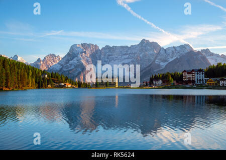 Misurina See schöne Umgebung den Hintergrund Cristallo Sorapiss Berg und Berg der Nördlichen Dolomiten in Italien, Europa. In der Nähe der See t Stockfoto