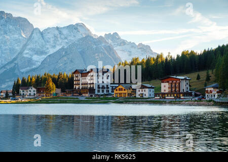 Misurina See schöne Umgebung den Hintergrund Cristallo Sorapiss Berg und Berg der Nördlichen Dolomiten in Italien, Europa. In der Nähe der See t Stockfoto