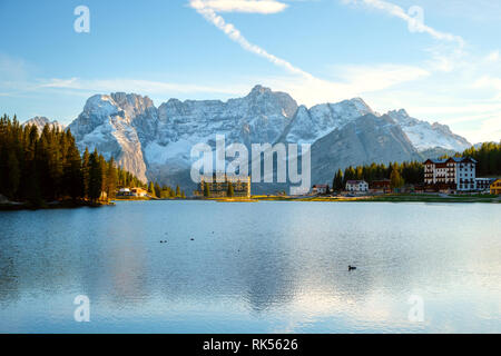 Misurina See schöne Umgebung den Hintergrund Cristallo Sorapiss Berg und Berg der Nördlichen Dolomiten in Italien, Europa. In der Nähe der See t Stockfoto