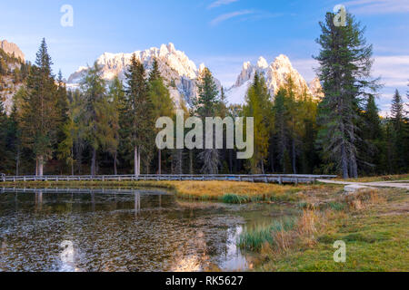 Wunderschönen Lago Di Antorno See im Hintergrund Cadini Berg in den Dolomiten in Italien Stockfoto