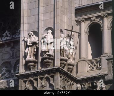 ESCULTURA QUE SEPARA LA PUERTA DEL PERDON DE LA DEL JUICIO - FACHADA PRINCIPAL-S XIV/XV. Lage: CATEDRAL - AUSSEN. Toledo. Spanien. Stockfoto