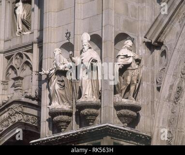 ESCULTURA QUE SEPARA LA PUERTA DEL PERDON DE LA DEL INFIERNO - FACHADA PRINCIPAL-S XIV/XV. Lage: CATEDRAL - AUSSEN. Toledo. Spanien. Stockfoto