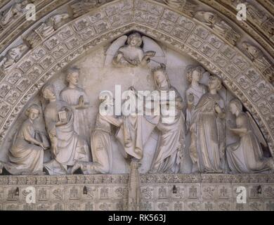 TIMPANO DE LA PUERTA DEL PERDON - LA VIRGEN LA IMPONIENDO CASULLA ein San Ildefonso - FACHADA PRINCIPAL -. Lage: CATEDRAL - AUSSEN. Toledo. Spanien. Stockfoto