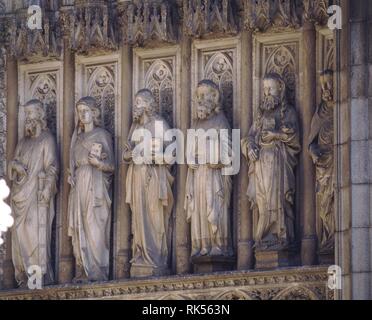 JAMBAS - APOSTOLES DE LA PUERTA DEL PERDON - FACHADA PRINCIPAL-S XIV/XV (DERECHA). Lage: CATEDRAL - AUSSEN. Toledo. Spanien. Stockfoto