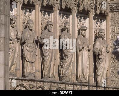 JAMBAS - APOSTOLES DE LA PUERTA DEL PERDON - FACHADA PRINCIPAL-S XIV/XV (IZQUIERDA). Lage: CATEDRAL - AUSSEN. Toledo. Spanien. Stockfoto