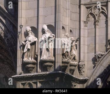 ESCULTURA QUE SEPARA LA PUERTA DEL PERDON DE LA DEL JUICIO - FACHADA PRINCIPAL-S XIV/XV. Lage: CATEDRAL - AUSSEN. Toledo. Spanien. Stockfoto