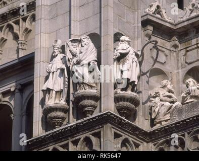 ESCULTURA QUE SEPARA LA PUERTA DEL PERDON DE LA DEL INFIERNO - FACHADA PRINCIPAL-S XIV/XV. Lage: CATEDRAL - AUSSEN. Toledo. Spanien. Stockfoto
