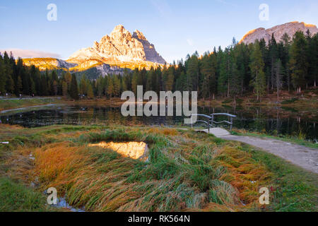 Wunderschönen Lago Di Antorno See im Hintergrund Drei Zinnen (Tre Cime di Lavaredo) Berg in den Dolomiten in Italien Stockfoto