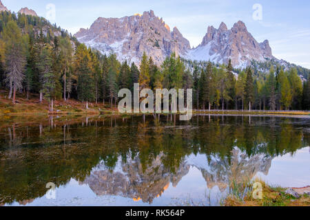 Wunderschönen Lago Di Antorno See im Hintergrund Cadini Berg in den Dolomiten in Italien Stockfoto