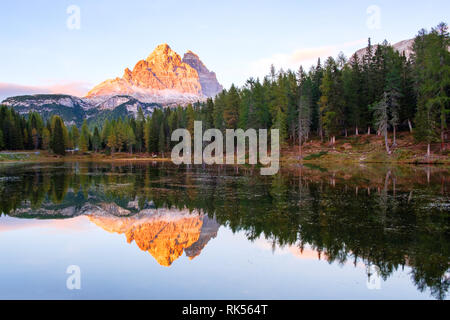 Wunderschönen Lago Di Antorno See im Hintergrund Drei Zinnen (Tre Cime di Lavaredo) Berg in den Dolomiten in Italien Stockfoto