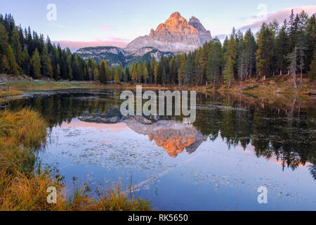 Wunderschönen Lago Di Antorno See im Hintergrund Drei Zinnen (Tre Cime di Lavaredo) Berg in den Dolomiten in Italien Stockfoto