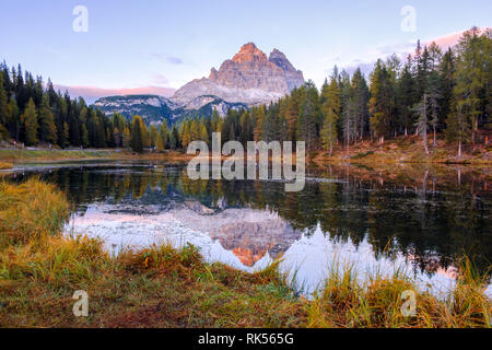 Wunderschönen Lago Di Antorno See im Hintergrund Drei Zinnen (Tre Cime di Lavaredo) Berg in den Dolomiten in Italien Stockfoto