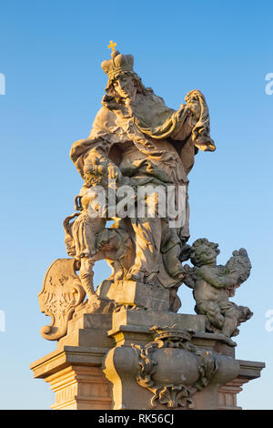 Prag - die barocke Statue des Hl. Ludmila von der Karlsbrücke von Matthias Braun (um 1730). Stockfoto