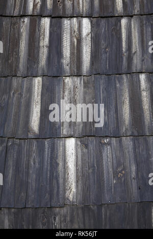 Alte schwarz Holz- Hintergrund. Grunge. Dunkles Holz Muster Hintergrund Textur. Dach Maßstab Holz Fliesen Stockfoto