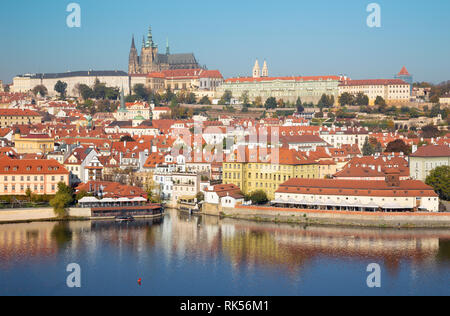 Prag - Karlsbrücke, Schloss und Kathedrale mit der Moldau. Stockfoto