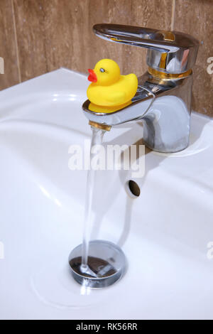 Rubber Duck als Dekoration der Bad in der Nähe von fließendem Wasser und Wasser. Stockfoto