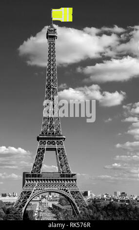 Flagge wie ein Symbol der gelben Jacken Westen Bewegung auf dem Eiffelturm in Paris vom Trocadero in Schwarzweiß-Effekt gesehen Stockfoto