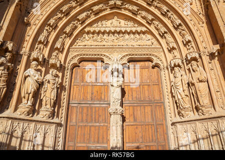 PALMA DE MALLORCA, SPANIEN - Januar 30, 2019: Der süden Portal der Kathedrale La Seu mit dem Stein Relief des Letzten Abendmahls durch Meister Pere Morey und Gui Stockfoto