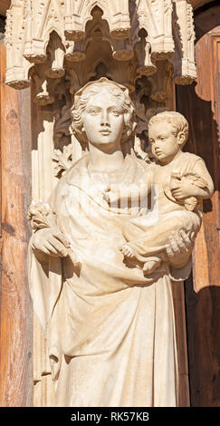 PALMA DE MALLORCA, SPANIEN - 30. Januar 2019: Die Madonna aus dem Süden Portal der Kathedrale La Seu von Meistern Pere Morey, und Guillem Sagrera Sagrera Stockfoto