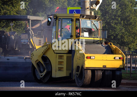 Gelbe Asphalt asphalt Walze und fertiger Maschine Reparaturen Straße Stockfoto