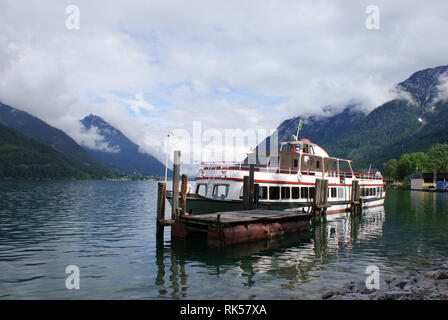 Boot bereit für Touristen, die auf dem wunderschönen Achensee in Tirol, Österreich, schweben Stockfoto