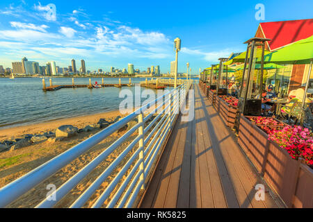 San Diego, Kalifornien, Vereinigte Staaten - 1 August 2018: Holz- Fußweg Gehweg entlang Bayside Dorf Pizzeria mit Terrasse in Coronado Island Stockfoto