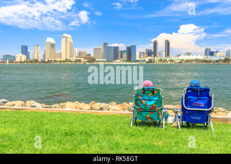 San Diego, Kalifornien, Vereinigte Staaten - 1 August 2018: erwachsener Ehepaar am Meer liegen entlang der Küste von Coronado Island, in San Diego suchen Stockfoto