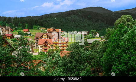 Schöne Landschaft, Reisfelder im Herbst in der Nähe des Dorfes in den Bergen, der ukrainischen Karpaten. Stockfoto
