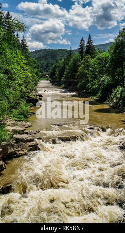 Starke Strömung und kochendem Wasser in Mountain River mit Spritzern. Schnelle Stream in den Karpaten, in der Ukraine. Steine in einem Berg River. Natürliche backgro Stockfoto